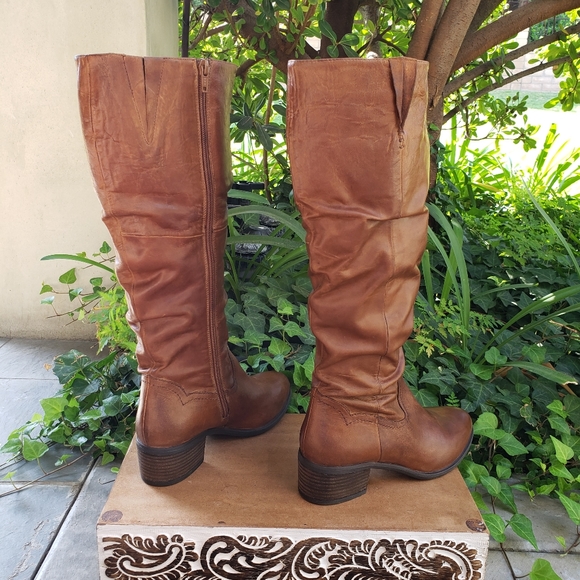 Simple Chic Cognac Leather Steve Madden Boots - Picture 11 of 11